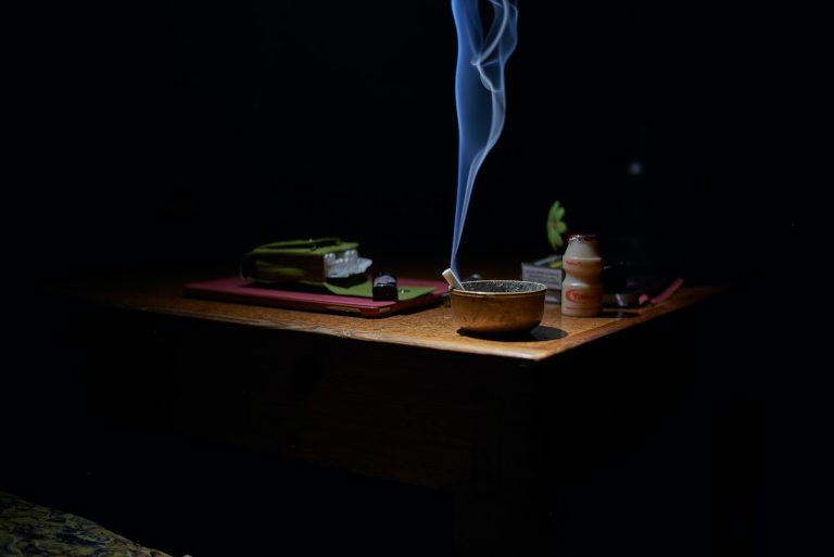 cendrier sur une table
