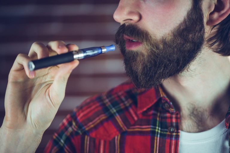 un homme avec sa cigarette électronique