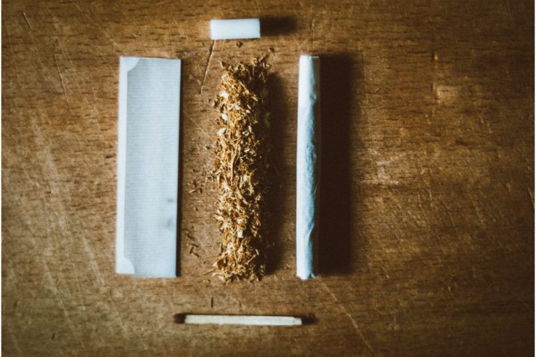 feuilles-de-tabac-cigarette-roulee
